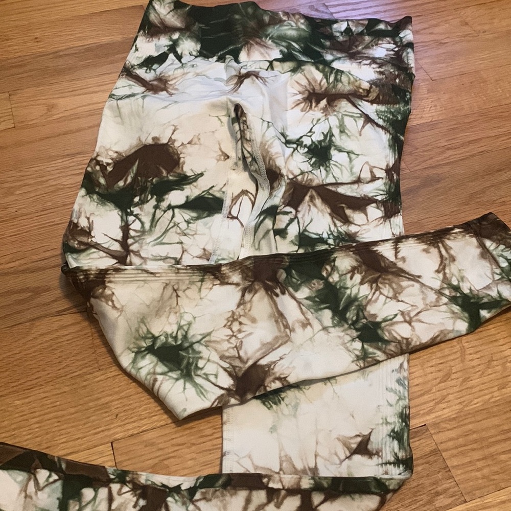 White/green/brown leggings. Textured details. Size medium.